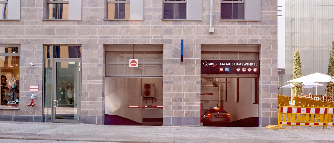 Q-Park - Am Museumswinkel Leipzig Ein- und Ausfahrt des Q-Parks Am Museumswinkel in der Leipziger Innenstadt