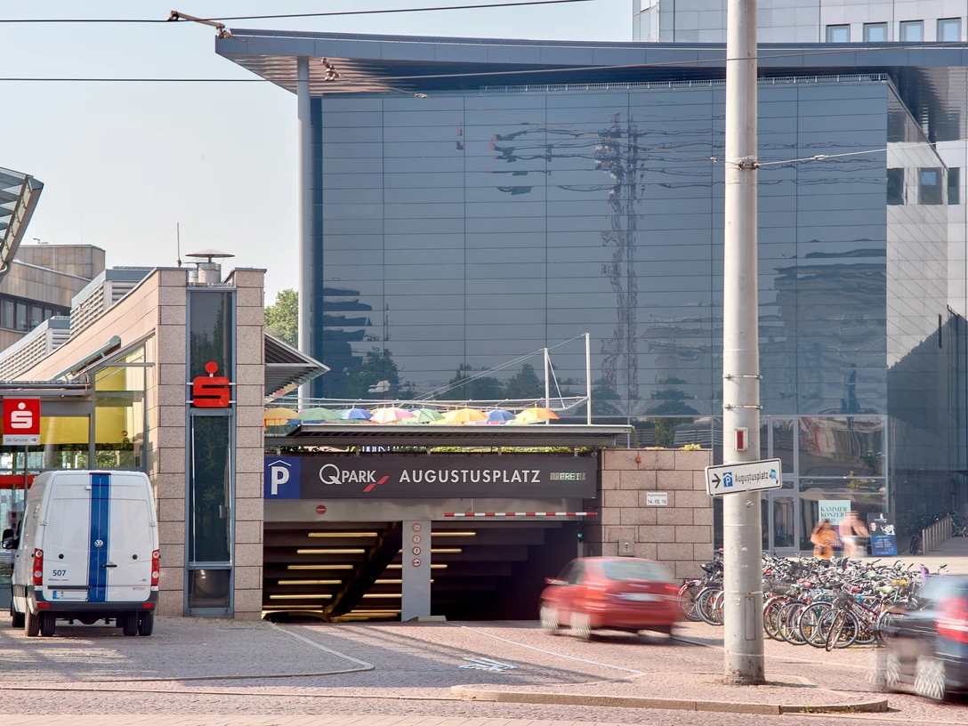 Q-Park Leipzig - Augustusplatz Ein- und Ausfahrt des Q-Parks Augustusplatz in LeipzigEntrance and exit of the Q-Park Augustusplatz in LeipzigVchod a východ z Q-Parku Augustusplatz v LipskuWejście i wyjście z Q-Park Augustusplatz w LipskuIn- en uitgang van het Q-Park Augustusplatz in LeipzigIngresso e uscita del Q-Park Augustusplatz di Lipsia