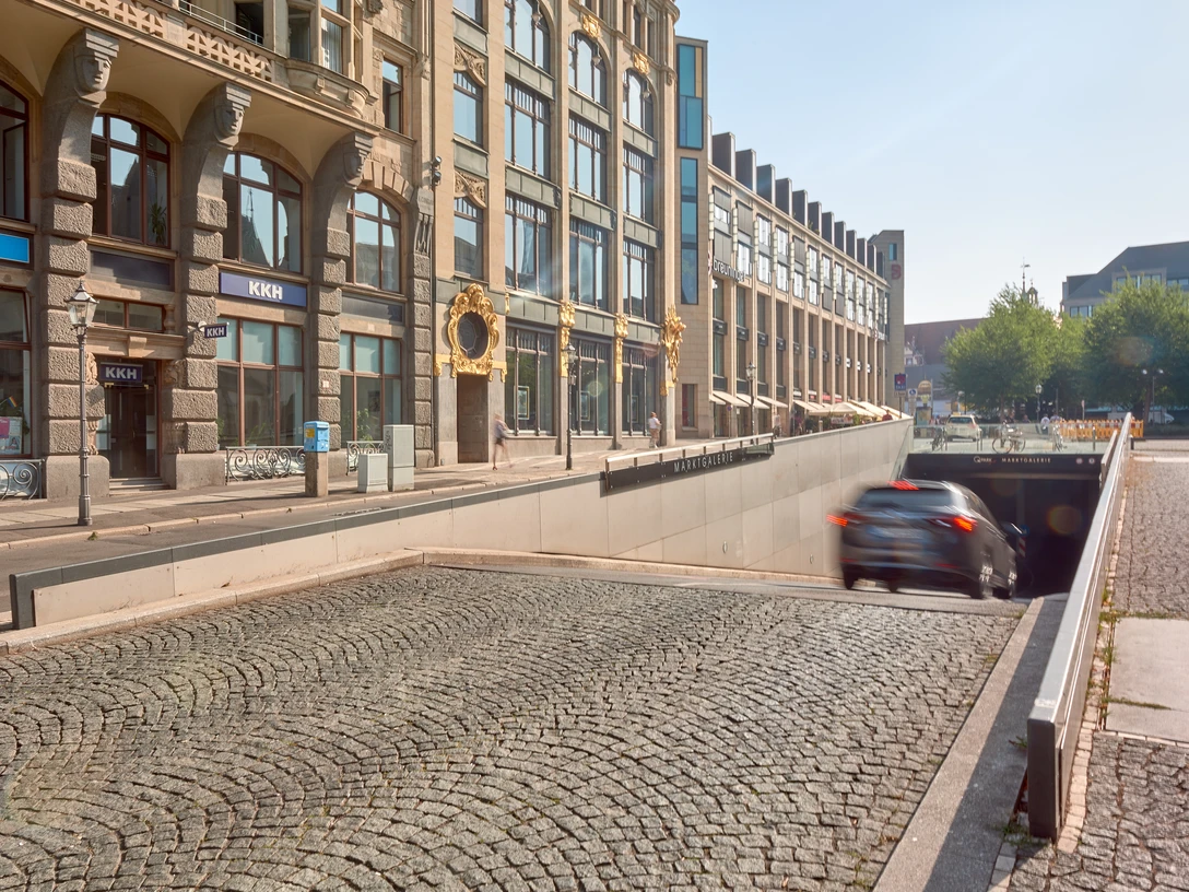 Q-Park Leipzig - Marktgalerie Ein- und Ausfahrt des Q-Parks Marktgalerie im Zentrum von LeipzigEntrance and exit of the Q-Park Marktgalerie in the center of LeipzigVchod a východ z Q-Parku Marktgalerie v centru LipskaWejście i wyjście z Q-Park Marktgalerie w centrum LipskaIn- en uitgang van het Q-Park Marktgalerie in het centrum van LeipzigEntrata e uscita del Q-Park Marktgalerie nel centro di Lipsia