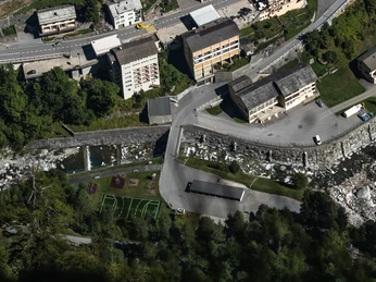 spielplatz-gondo.png Luftaufnahme vom Spielplatz GondoAerial view of the Gondo playgroundVue aérienne du terrain de jeux de Gondo