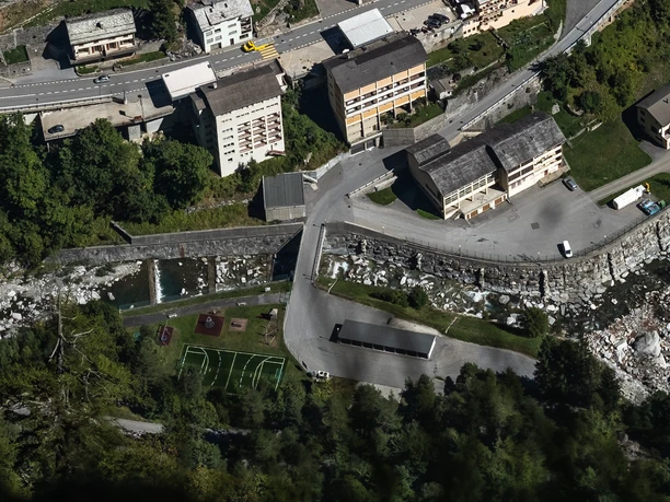 spielplatz-gondo.png Vue aérienne du terrain de jeux de Gondo