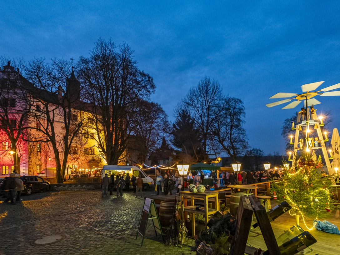 Schlossweihnacht im Wasserschloss Podelwitz Schlossweihnacht im Wasserschloss Podelwitz mit Pyramide