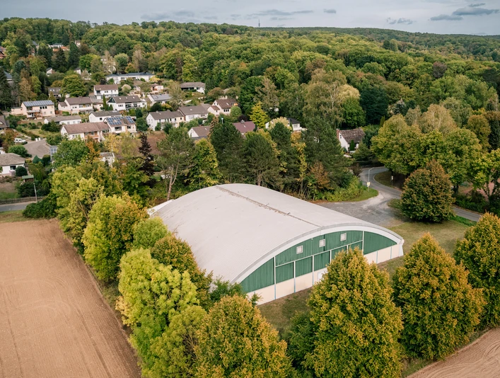Tennishalle, Blau Weiß Einbeck, ©Spieker Fotografie Sporthalle, die für Tennis genutzt wird.