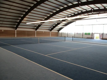 Tennishalle Tennishalle von Innen mit 2 Feldern und blauem Boden.