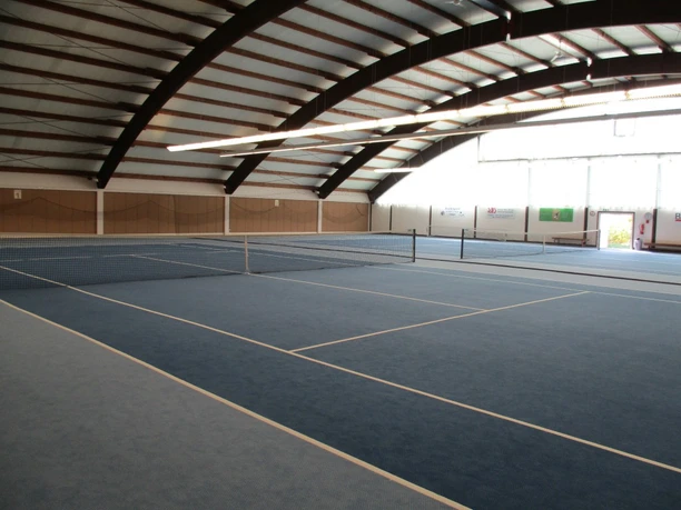 Tennishalle Tennishalle von Innen mit 2 Feldern und blauem Boden.
