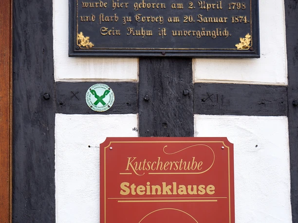 Man sieht eine Erinnerungstafel am Hoffmann-Haus.
