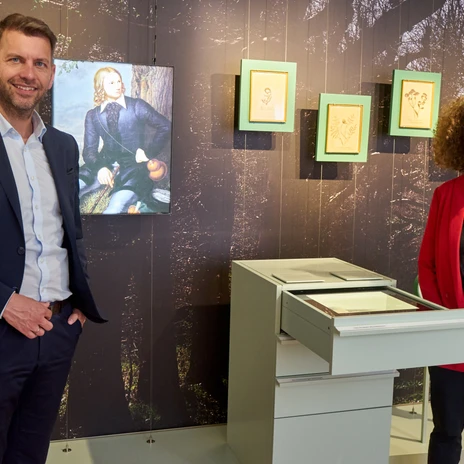 Dennis Weilmann und Nicole Trnka mit dem jungen Hoffmann (in der Mitte).