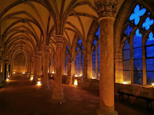 Kreuzgang im Kerzenschein © ZMKW, A. Behnk.jpg