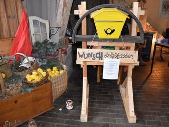 Mittelalterlicher Weihnachtsmarkt Schloss Taucha Wunschbriefkasten im Schloss Taucha