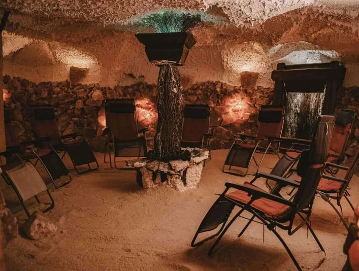 Innenraum der Salz Grotte Bad Driburg, mit Liegestühle.