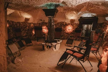 SalzGrotte Bad Driburg Innenraum der Salz Grotte Bad Driburg, mit Liegestühle.