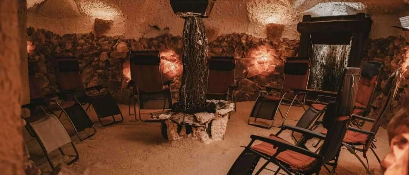 SalzGrotte Bad Driburg Innenraum der Salz Grotte Bad Driburg, mit Liegestühle.