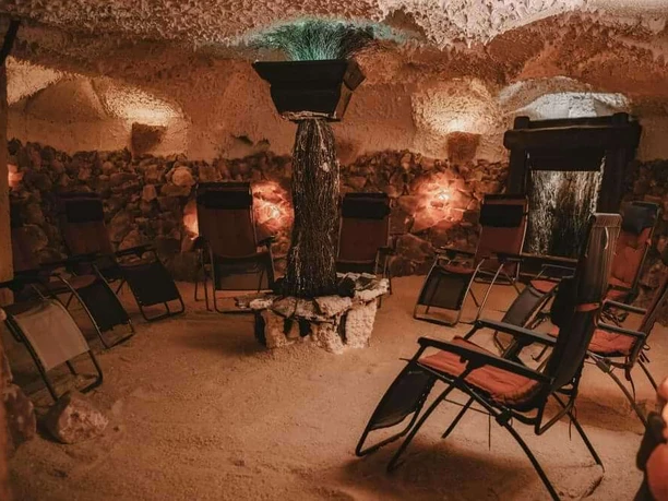 SalzGrotte Bad Driburg Innenraum der Salz Grotte Bad Driburg, mit Liegestühle.