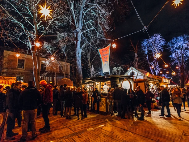 Weihnachtsmarkt am Felsenkeller - Weihnachten in Leipzig Zahlreiche Besucher genießen die gemütliche Atmosphäre des Weihnachtsmarkts am Felsenkeller am Abend