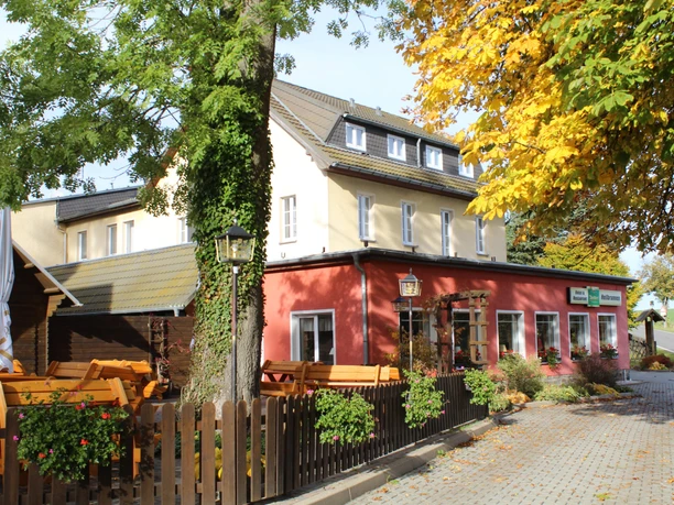 Hotel mit Gartenterrasse und Parkplatzeinfahrt