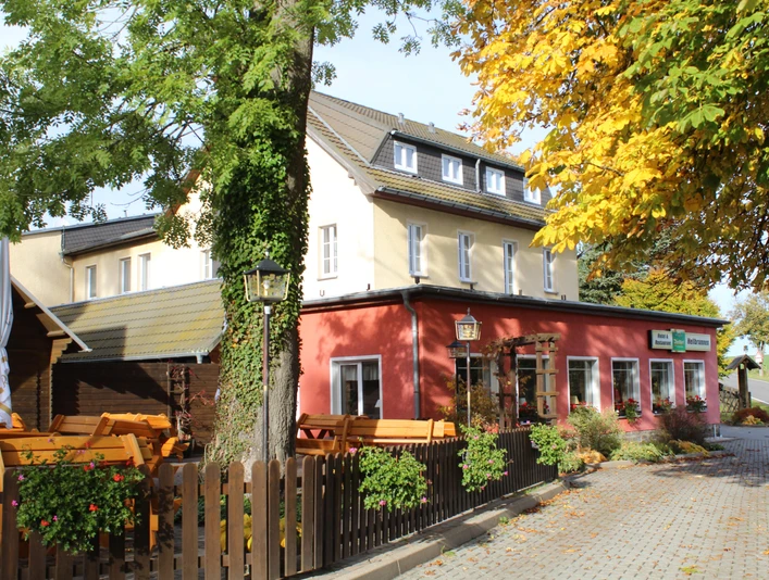 Hotel mit Gartenterrasse und Parkplatzeinfahrt