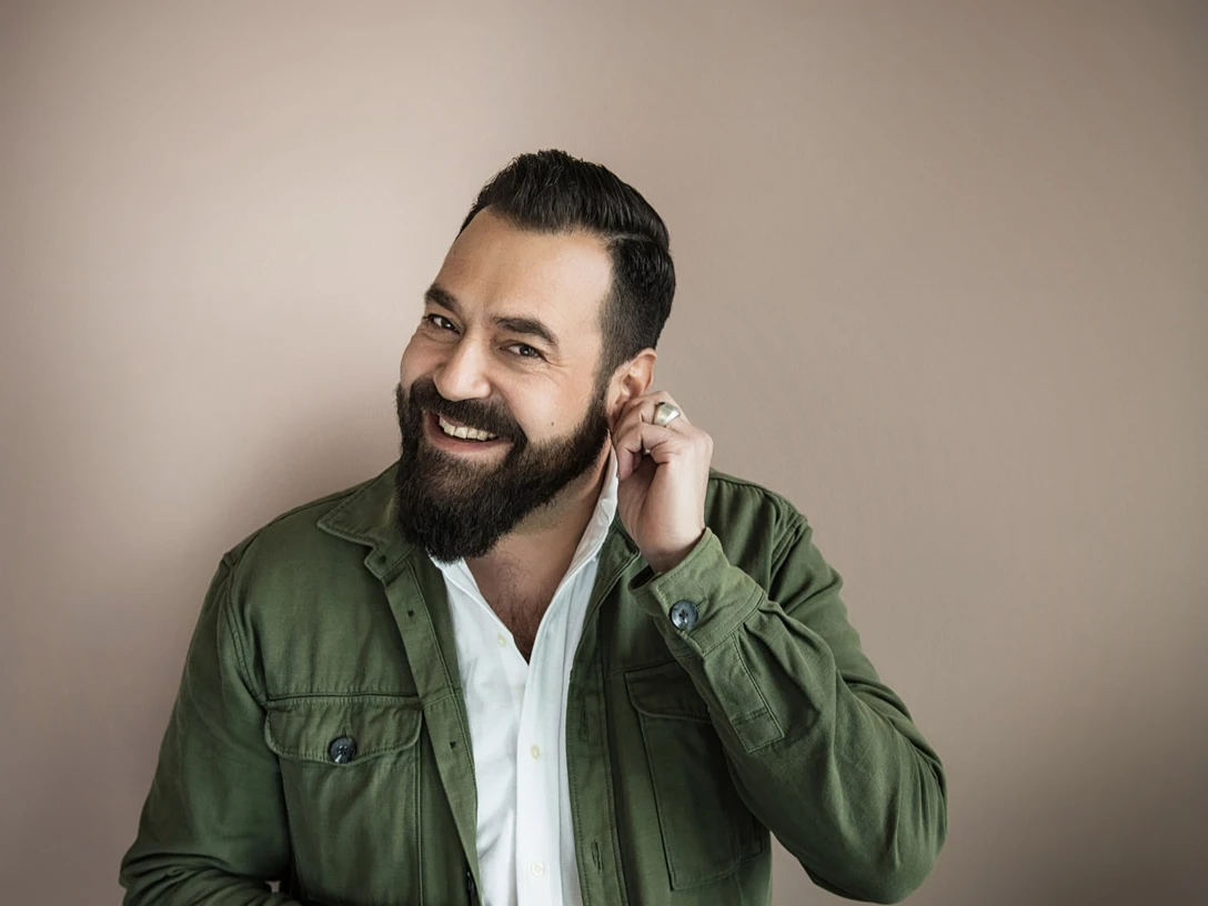 20230825_Laith_Al-Deen_(c)_Chris_Gonz.jpg Sänger Laith Al-Deen lächelt herzlich, trägt Jacke und Hemd, steht vor einem neutralen Hintergrund.Singer Laith Al-Deen smiles warmly, wearing a jacket and shirt, standing in front of a neutral background.Sanger Laith Al-Deen smiler varmt iført jakke og skjorte, stående foran en neutral baggrund.Zanger Laith Al-Deen glimlacht warm, draagt een jasje en overhemd en staat voor een neutrale achtergrond.