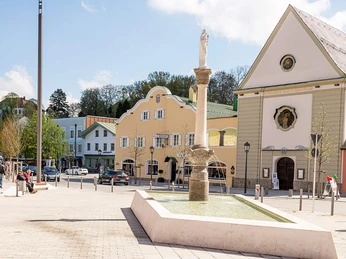 stadtfuehrung-historisch-bad-aibling-marienplatz-brunnen-innenstadt-jpg