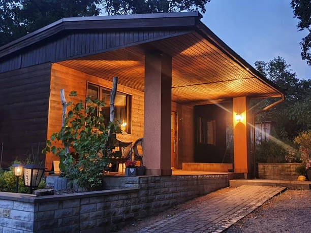 Der Bungalow bei Nacht