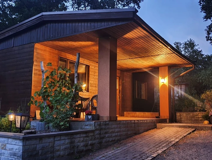 Der Bungalow bei Nacht