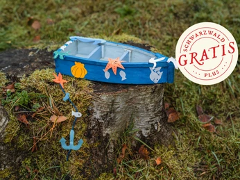 Wir bemalen ein Holzfischerboot