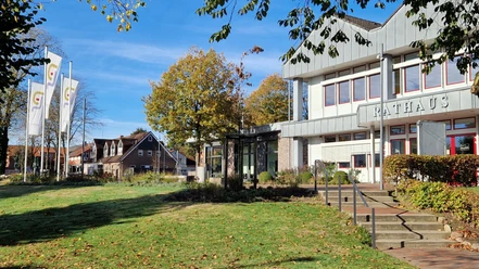 Außenansicht Rathaus Gnarrenburg im Herbst Rathausgebäude Gnarrenburg
