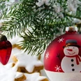 Weihnachtskugel.jpg Rot-weiße Weihnachtskugel mit Schneemann, hängend an Tanne, daneben rote Herzornamente und Kekse.Red and white Christmas bauble with a snowman hanging from a fir tree, with red heart ornaments and cookies next to it.Rød og hvid julekugle med en snemand, der hænger fra et grantræ, med røde hjerteornamenter og småkager ved siden af.Rode en witte kerstbal met een sneeuwpop hangend aan een dennenboom, met rode hartornamenten en koekjes ernaast.