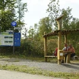 Bad Driburg-Hoerstation-Teutoburger-Wald-Tourismus-F-Grawe (32)_Klein.jpg Zwei Personen sitzen unter einer hölzernen Überdachung neben einer Infotafel im Teutoburger Wald.