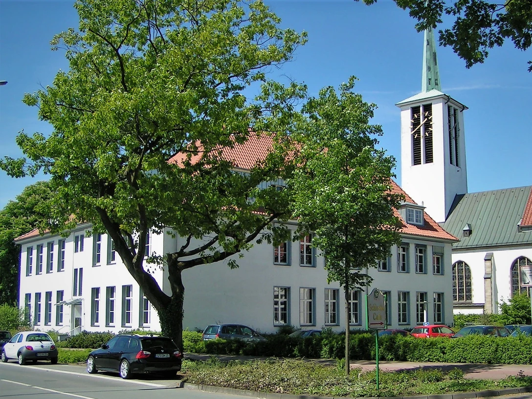 Alte Ursulaschule im Ortsteil Schloß Holte in Schloß Holte-Stukenbrock, heutiges VHS-Gebäude Alte Ursulaschule im Ortsteil Schloß Holte in Schloß Holte-Stukenbrock, heutiges VHS-Gebäude