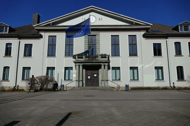 Rathaus in Heiligenhaus Das historische Rathaus in Heiligenhaus mit EU-Flagge und schmuckvoller Fassade bei Sonnenschein.