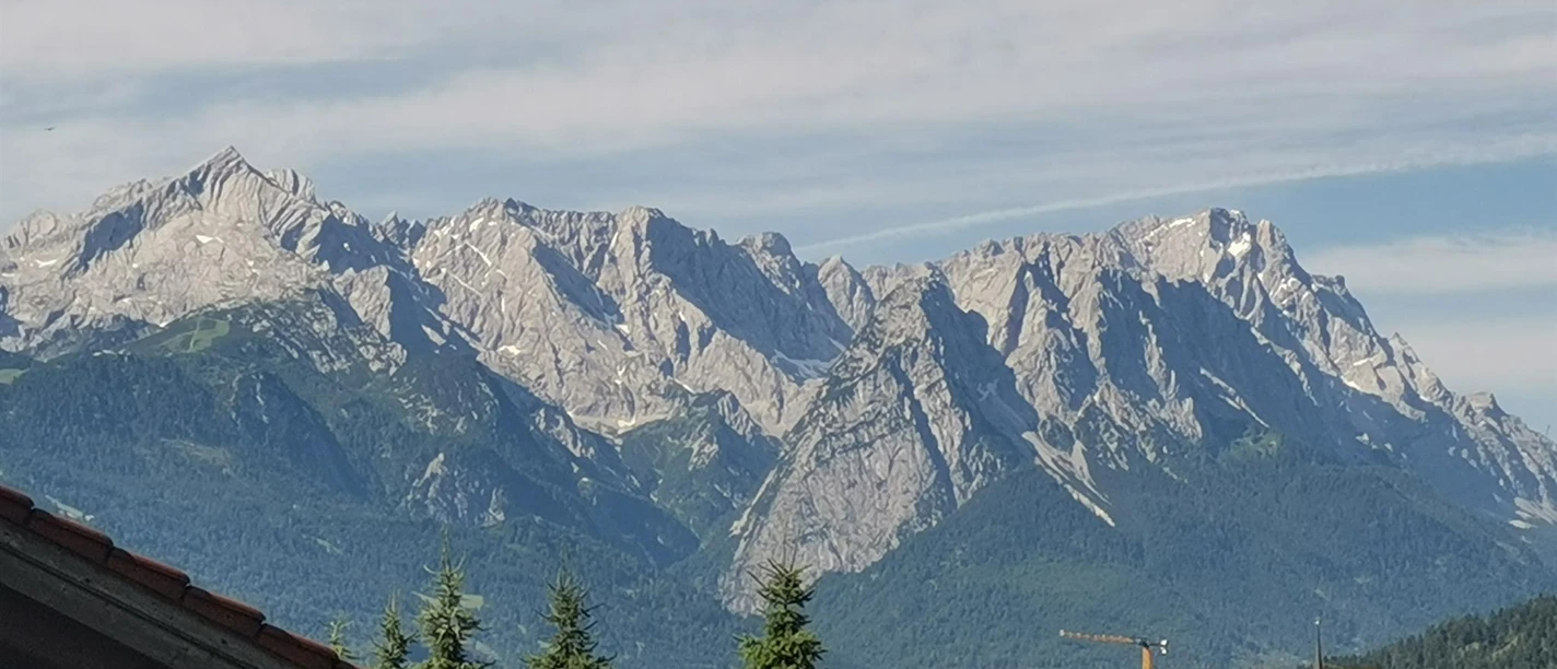 Blick vom Balkon auf Alpspitze und Zugspitze