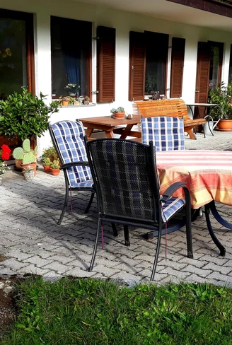 Hausansicht mit Terasse