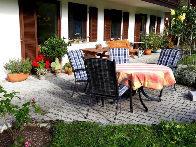 Hausansicht mit Terasse