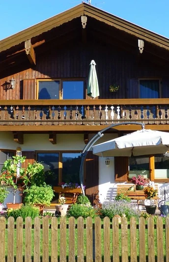 Hausansicht im Sommer