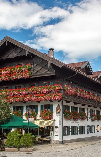 Hotel außen grüne Schirme (2)