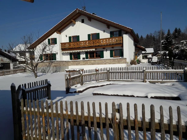 Hausansicht im Winter