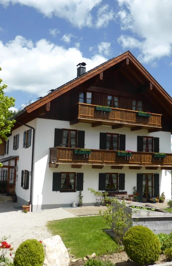 Sonnenhof Bad Kohlgrub Blumen und weiße Wolke