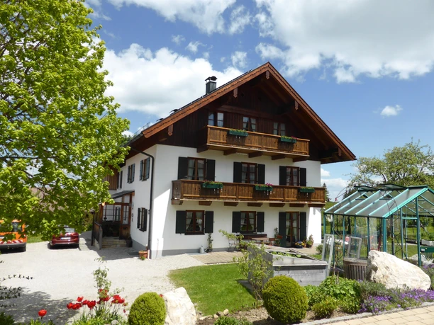 Sonnenhof Bad Kohlgrub Blumen und weiße Wolke