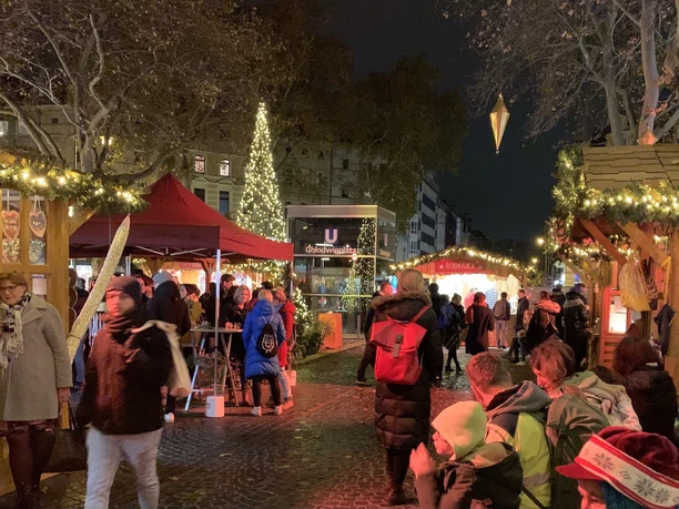 Vringsadvent - Christmas market on the Chlodwigplatz Lively Christmas market at night with lights, stalls and a decorated tree