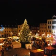 Weihnachtsmarkt Glauchau.jpg Weihnachtsmarkt mit beleuchtetem Tannenbaum und bunten Verkaufsständen bei Nacht.Christmas market with illuminated Christmas tree and colorful stalls at night.Vánoční trh s osvětleným vánočním stromem a barevnými stánky v noci.Jarmark bożonarodzeniowy z oświetloną choinką i kolorowymi straganami nocą.Kerstmarkt met verlichte kerstboom en kleurrijke kraampjes 's nachts.Mercatino di Natale con albero di Natale illuminato e bancarelle colorate di notte.