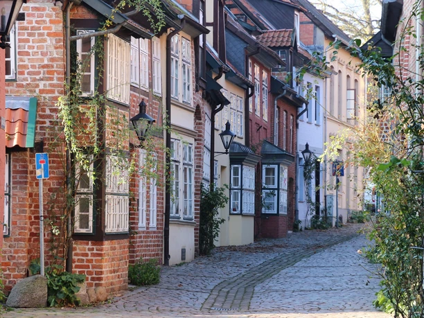 westliche Altstadt Gepflasterte Gasse in Lüneburgs westlicher Altstadt, gesäumt von schiefen historischen Backsteinhäusern.