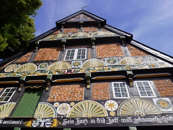 Historisches Ackerbürgerhaus mit reicher Holzschnitzerei und Fachwerk in leuchtenden Farben.Historic farmhouse with rich wood carvings and half-timbering in bright colors.Historisk bondehus med rige træudskæringer og bindingsværk i lyse farver.Historische boerderij met rijk houtsnijwerk en vakwerk in heldere kleuren.