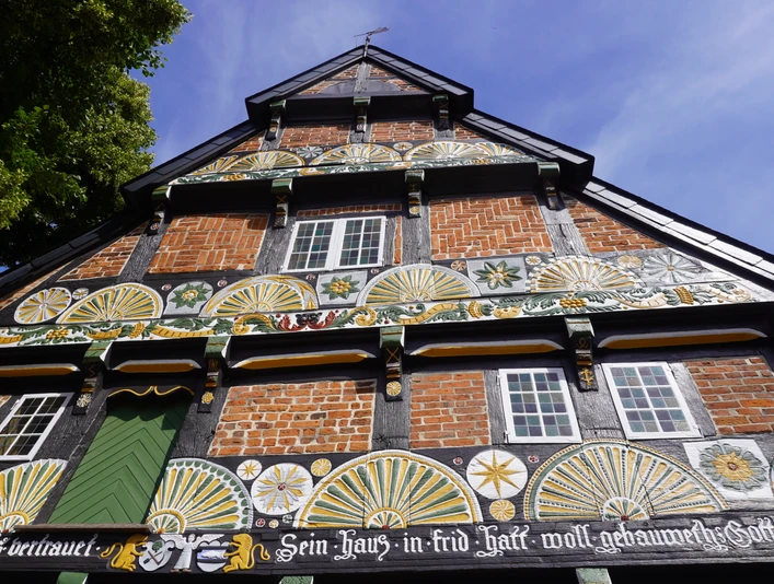 Ackerbürgerhaus Historisches Ackerbürgerhaus mit reicher Holzschnitzerei und Fachwerk in leuchtenden Farben.Historic farmhouse with rich wood carvings and half-timbering in bright colors.Historisk bondehus med rige træudskæringer og bindingsværk i lyse farver.Historische boerderij met rijk houtsnijwerk en vakwerk in heldere kleuren.