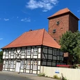Alter Wehrturm Verden mit Scharfrichterhaus Fachwerkhaus und ein beeindruckender alter Wehrturm nebeneinander an einem sonnigen Tag.