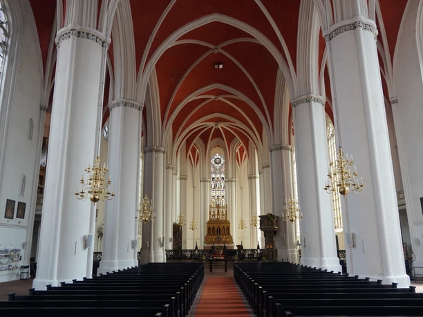 Dom Verden Der beeindruckende Innenraum des Domes Verden mit hohen gotischen Gewölben und eleganten Bänken.