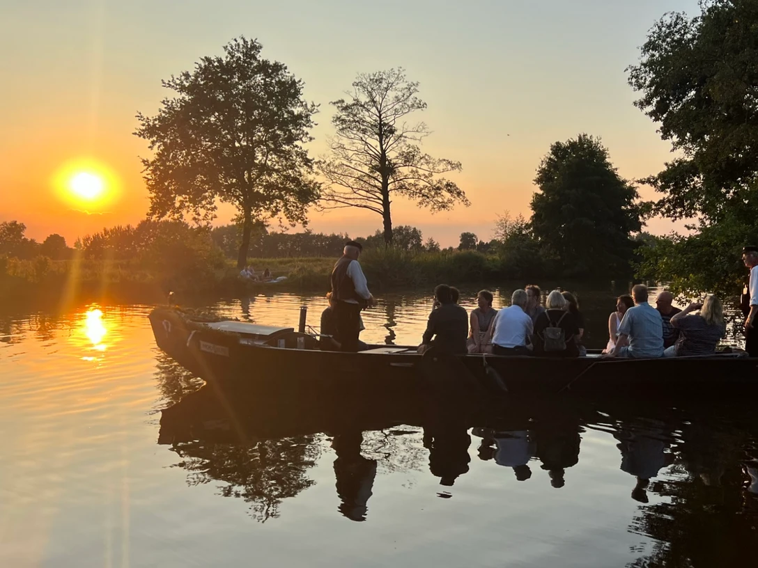 HammeNacht - Ein Abend auf der Hamme An illuminated peat barge sails out of the Hamme harbor towards sunset during HammeNacht