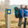 Jacobusweg Lüneburger Heide gelbe Muschel auf blauem Grund, die Beschilderung des Jacobuswegs