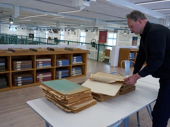 buergermuseum-WF-archiv-groechtemeier-beate-ziehres-zeitorte.jpg Markus Gröchtemeier im Zeitungsarchiv.