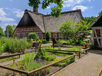 Apotheker- und Bauerngarten im Natur- und Erlebnispark Bremervörde Apotheker- und Bauerngarten im Natur- und Erlebnispark BremervördeApothecary and farmer's garden in the Bremervörde nature and adventure parkApoteker- og bondehave i natur- og oplevelsesparken BremervördeApotheker en boerentuin in het natuur- en avonturenpark Bremervörde