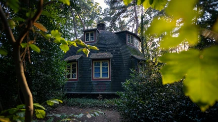 Die Käseglocke in Worpswede Een huis in Worpswede in de vorm van een wereldbol, dat de kaasklok wordt genoemd en een museum huisvest.
